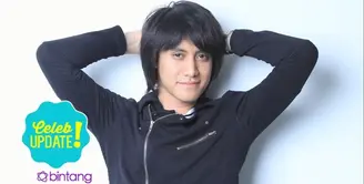 Kevin Aprilio merupakan sosok pria yang betah di rumah. Tetapi, Kevin tidak malas-malasan, dia selalu maksimal dalam project yang ia kerjakan.