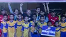 HOO Bola.com, Darojatun (tengah), bersama pemain Indocement merayakan keberhasilan menjadi juara turnamen kelas Championship pada Liga Bola Indonesia. (Bola.com/Vitalis Yogi Trisna)