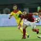 Ilija Spasojevic mendapat pengawalan ketat saat Timnas Indonesia melawan Guyana pada uji coba di Stadion Patriot, Bekasi, Sabtu (25/11/2017). (Liputan6.com/Helmi Fithriansyah)