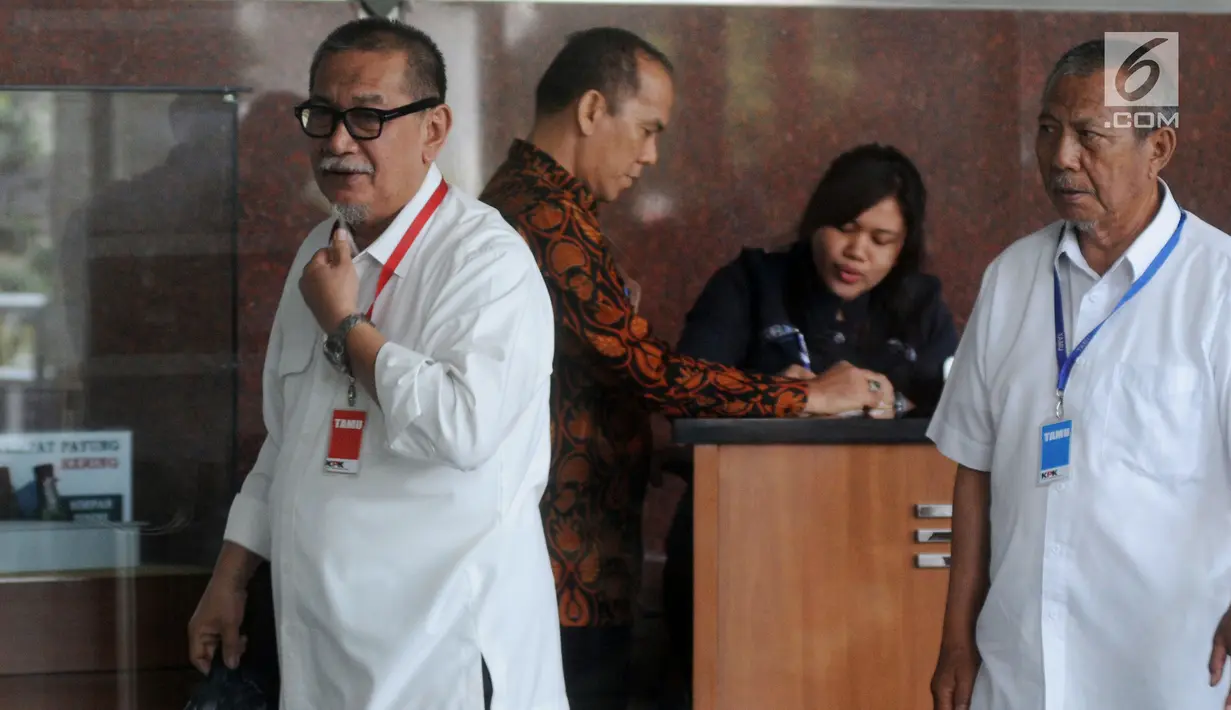 Mantan Wakil Gubernur Jawa Barat, Deddy Mizwar (kiri) memenuhi panggilan penyidik KPK untuk pemeriksaan di Jakarta, Rabu (12/12). Deddy diperiksa dalam penyidikan kasus dugaan suap pengurusan izin proyek pembangunan Meikarta. (Merdeka.com/Dwi Narwoko)