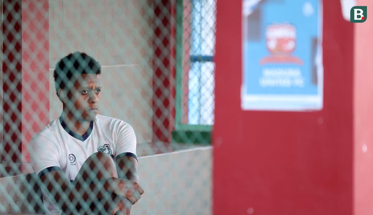 <p>Striker Madura United, Hugo Gomes "Jaja" yang tengah mengalami cedera melakukan persiapan jelang berlatih dalam sesi official training di Stadion Gelora Bangkalan, Madura, Kamis (30/5/2024) jelang laga leg kedua final Championship Series BRI Liga 1 2023/2024 menghadapi Persib Bandung, Jumat, 31 Mei 2024. (Bola.com/Bagaskara Lazuardi)</p>