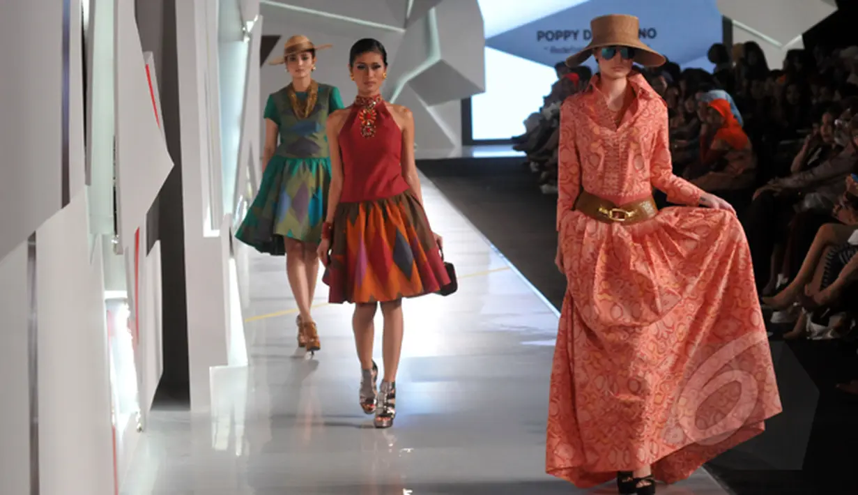 Model berjalan membawakan busana rancangan Poppy Dharsono pada ajang Indonesia Fashion Week 2015 di JCC Senayan, Jakarta, Kamis (26/2). (Liputan6.com/Panji Diksana)
