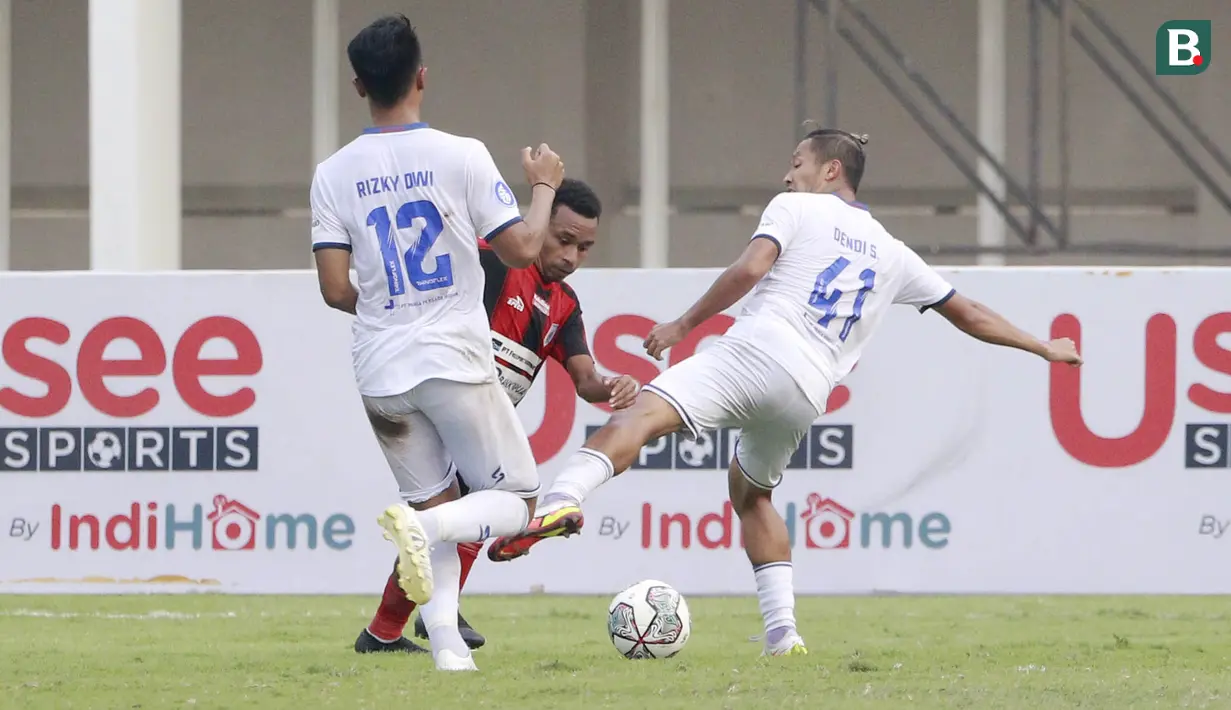 Pemain Persipura Jayapura, Todd Rivaldo Ferre (tengah) berusaha melewati pemain Arema FC, Rizky Dwi dan Dendi Santoso pada laga BRI Liga 1 di Stadion Madya, Jakarta, Rabu, (29/9/2021). (Bola.com/ M Iqbal Ichsan)