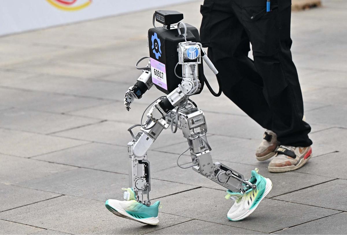FOTO:  Pertama di Dunia! Puluhan Robot Humanoid Mengikuti Ajang Lomba Lari Setengah Marathon