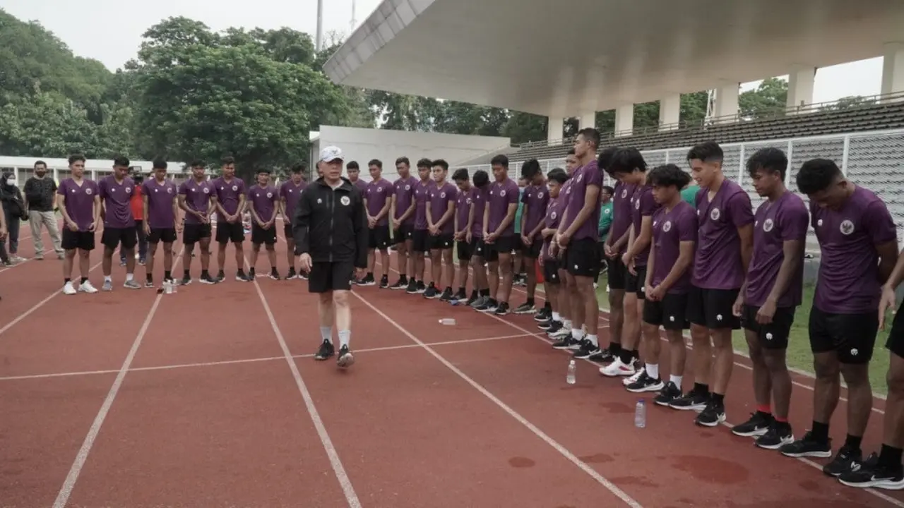 Ketua PSSI, Mochamad Iriawan sedang memantau pemusatan latihan Timnas Indonesia U-19.