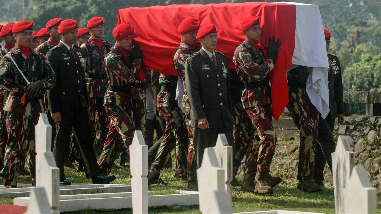 FOTO: Air Mata Keluarga Iringi Pemakaman Prajurit Penjaga Perdamaian