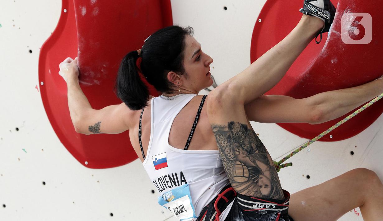 Atlet panjat tebing putri Slovenia, Mia Krampl saat beraksi di babak semifinal kategori lead putri Kejuaraan Dunia Panjat Tebing 2022 seri Jakarta, Senin (26/9/2022). Mia Krampl menempati posisi delapan besar semifinal lead putri Kejuaraan Dunia Panjat Tebing 2022 seri Jakarta dengan 31+. (Liputan6.com/Helmi Fithriansyah)