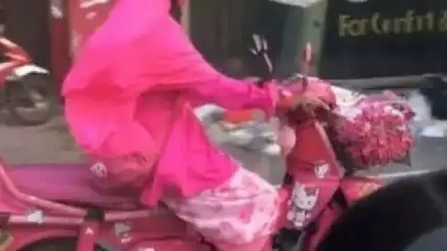 6 Potret Totalitas Pengendara Pakai Baju Warna Sama Kayak Motor Ini Kocak