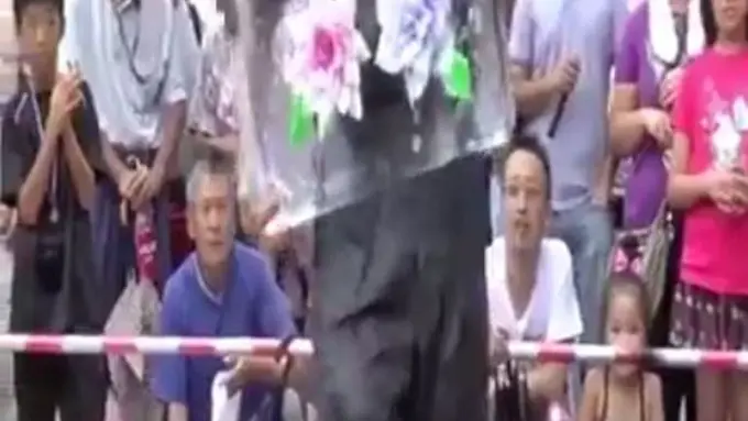 Cuma Modal Bor, Pria Ini Ciptakan Bunga di Dalam Es Batu