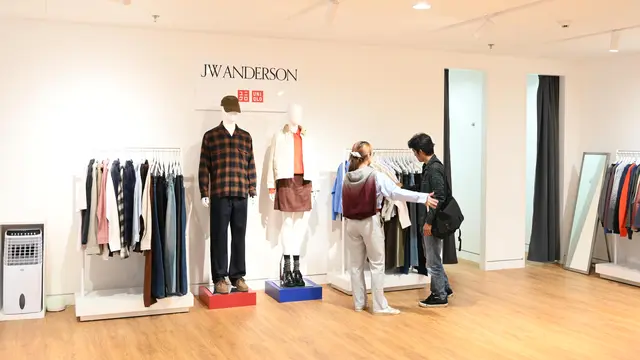 Koleksi Kolaborasi Jonathan Anderson x Uniqlo Berlanjut, Kemeja Boxy Crop nan Genderless Jadi Sorotan