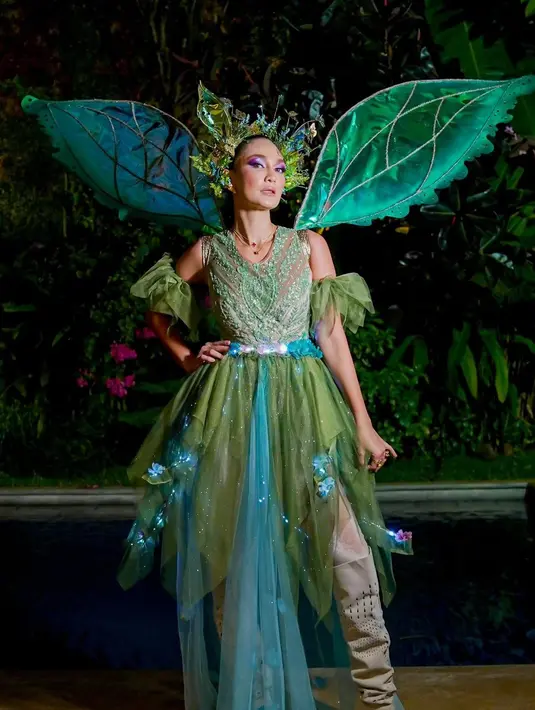 Rasanya belum bisa move on dari penampilan totalitas Luna Maya di ulang tahun Ashanty yang ke-40. Luna Maya tampil totalitas jadi Tinkerbell dengan kostum dan makeupnya. [Foto: Instagram/adit_adcee]