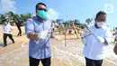 Direktur Utama PT Bank Tabungan Negara (Persero) Tbk. Haru Koesmahargyo dan Anggota Komisi XI DPR RI Eriko Sotarduga membawa terumbu karang di pantai Nusa Dua, Denpasar Sabtu (10/4/2021). Sebanyak 710 terumbu karang di pasang di pantai Nusa Dua Bali. (Liputan6.com/Pool/BTN)