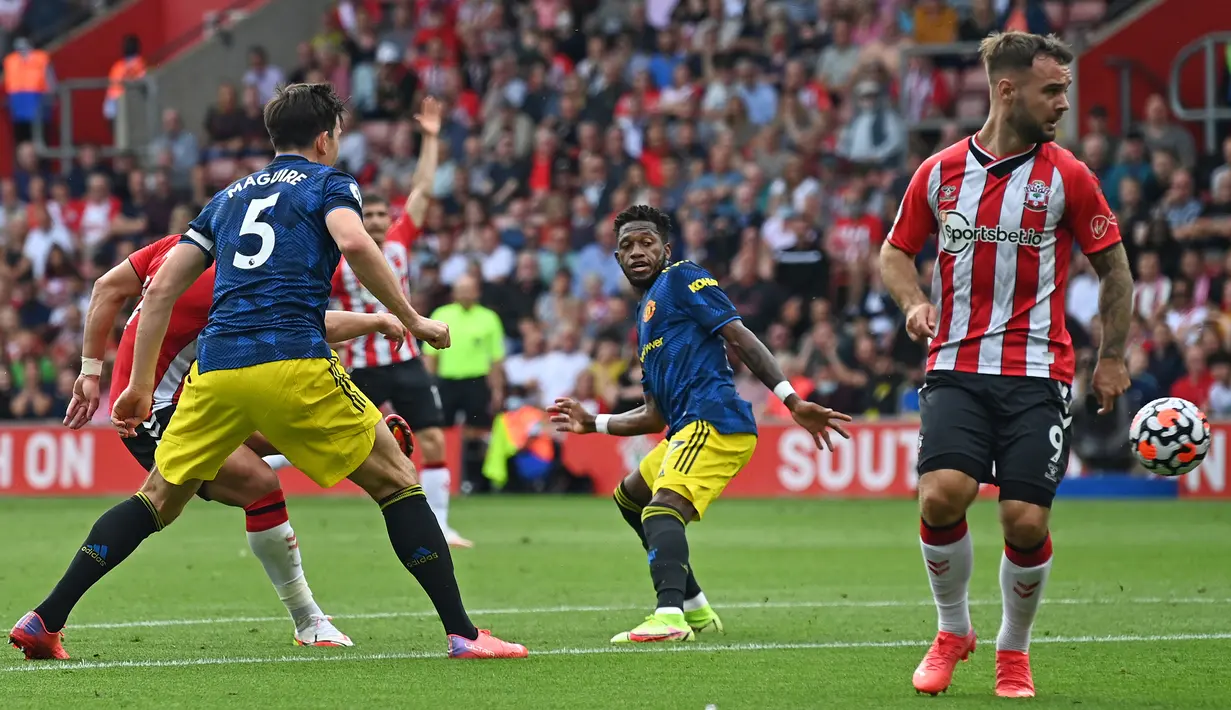 Southampton melakukan serangan balik pada menit ke-30 melalui kerjasama segitiga Stuart Armstrong, Che Adams dan Moussa Djenepo. Che Adams akhirnya melepaskan tendangan yang akhirnya mengecoh David De Gea usai bola membentur Fred. Southampton unggul 1-0. (Foto: AFP/Glyn Kirk)