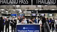 Staf terlihat di jalur masuk baru di Bandara Internasional Suvarnabhumi saat berlatih prosedur untuk pembukaan kembali Thailand, di Bangkok, Rabu (27/10/2021). Mulai 1 November, Thailand akan mulai dibuka kembali tanpa persyaratan karantina untuk yang divaksinasi penuh. (Lillian SUWANRUMPHA/AFP)