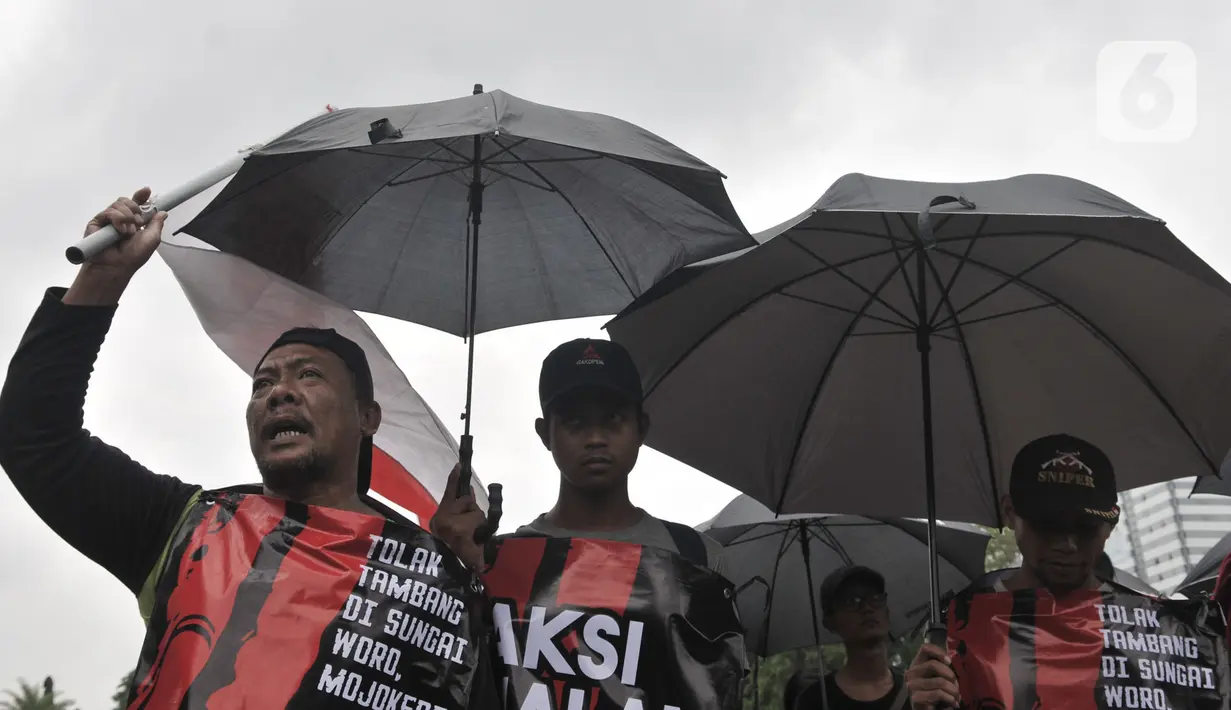 Tiga warga Mojokerto, Ahmad Yani (45), Sugiantoro (31), dan Heru Prasetiyo (24) melakukan aksi di seberang Istana Negara, Jakarta, Kamis (6/2/2020). Mereka meminta pemerintah menghentikan aktivitas penambangan di Sungai Woro karena merusak lingkungan dan sumber air. (merdeka.com/Iqbal S Nugroho)