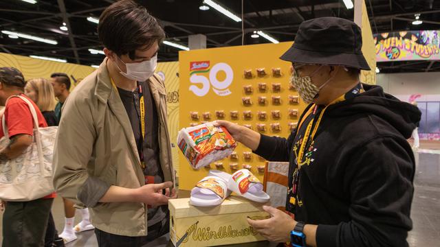 Sandal Indomie Hasil Kolaborasi Eksis di Ajang DesignerCon 2022 California