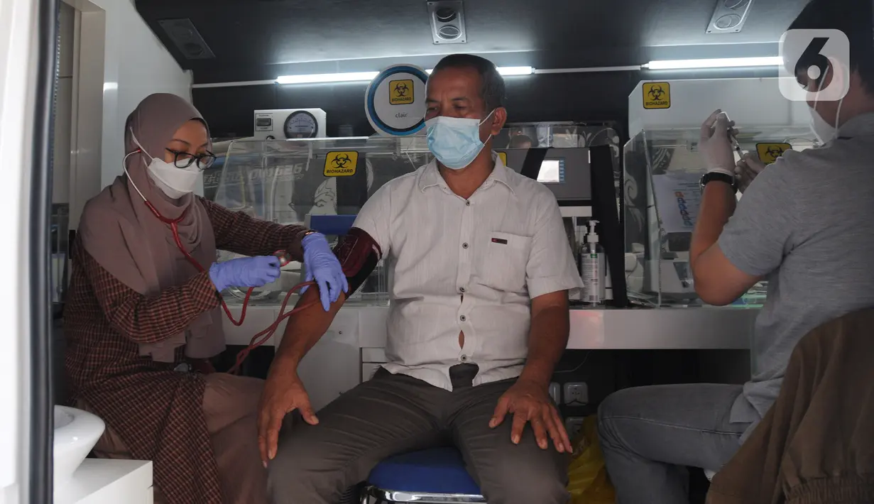 <p>Petugas Dinas Kesehatan Kota Bogor melakukan skrining kesehatan kepada calon penerima vaksin Covid-19 dosis ketiga (booster) di mobil vaksinasi keliling, Terminal Penumpang Tipe A Baranangsiang, Kota Bogor, Sabtu (23/4/2022). Pemkot Bogor menyediakan sentra vaksinasi Covid-19 dosis booster untuk pemudik Lebaran 2022 di terminal tersebut sebagai salah satu upaya pemenuhan syarat perjalanan sekaligus untuk menekan laju penularan Covid-19 di tengah tingginya mobilitas masyarakat. (merdeka.com/Arie Basuki)</p>