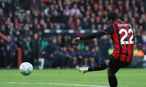 Momen saat Eli Junior Kroupi mencetak gol di laga Bournemouth vs Manchester City di pekan ke-37 Liga Inggris 2025/2026 di Vitality Stadium, Rabu (20/05/2026) dini hari WIB. (AP Photo/Ian Walton).