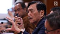 Menko Bidang Kemaritiman Luhut Binsar Panjaitan memberi paparan saat rapat koordinasi membahas pengembangan kendaraan listrik nasional di Gedung DPR, Jakarta, Kamis (29/11). Langkah ini sebagai upaya menekan emisi gas buang. (Liputan6.com/JohanTallo)