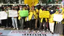 Sejumlah mahasiswa dari berbagai perguruan tinggi di Jakarta melakukan aksi unjuk rasa di depan Kompleks Parlemen RI, Senin (16/9/2019). Dalam aksinya, mereka menolak berbagai RUU yang sedang adan akan dibahas oleh para anggota dewan. (Liputan6.com/Helmi Fithriansyah)