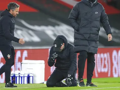Juru taktik Southampton, Ralph Hasenhuttl, tak mampu menutupi kebahagian usai anak asuhnya mampu mengalahkan juara bertahan Liga Inggris, Liverpool. (AP Photo/Adam Davy,Pool)