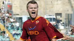 Kegembiraan defender AS Roma asal Norwegia, John Arne Riise, setelah mencetak gol kemenangan timnya 2-1 atas Siena dalam lanjutan Serie A Italia yang berlangsung di Artemio Franchi, 13 September 2009. AFP PHOTO/FABIO MUZZI 