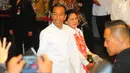 Capres 01 Joko Widodo atau Jokowi beserta istri Iriana Jokowi tiba di lokasi debat keempat Pilpres 2019 di Hotel Shangri-La, Jakarta, Sabtu (30/3). Debat kali ini mengangkat tema tentang ideologi, pemerintahan, pertahanan dan keamanan, serta hubungan internasional. (Liputan6.com/AnggaYuniar)