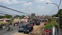 Panjangnya antrean kendaraan disebabkan adanya unjuk rasa warga yang menolak pembangunan pabrik semen di Pati, Jawa Tengah, Kamis (23/7/2015). (Liputan6.com/Edhie Prayitno Ige)