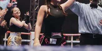 Lula Lahfah menjuarai kompetisi tinju Super Knockout melawan Adhisty Zara. Keduanya tampil dengan outfit bagai profesional. [Foto: Instagram/ Lula Lahfah]