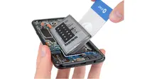 Galaxy S8 Dibongkar, sulitnya melepaskan baterai dari dalam smartphone (Sumber: iFixit)