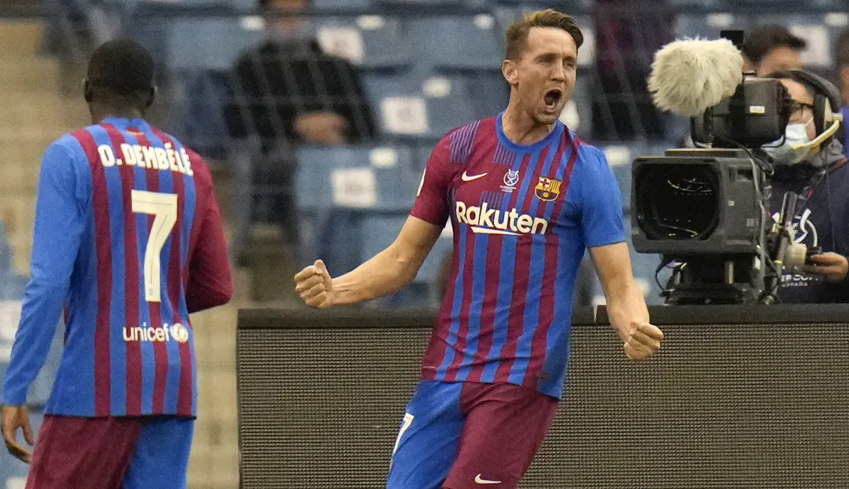 Empat menit sebelum babak pertama usai, keunggulan Real Madrid harus pupus usai Militao yang berusaha membuang bola malah terkena Luuk de Jong. Skor menjadi 1-1 hingga waktu turun minum. (AP/Hassan Ammar)