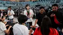 <p>Pemain Red Sparks, Yeum Hye-seon ikut mengantre tanda tangan saat acara fans signing Fun Volleyball 2024 di Indonesia Arena, Senayan, Jakarta, Sabtu (20/04/2024). (Bola.com/Bagaskara Lazuardi)</p>