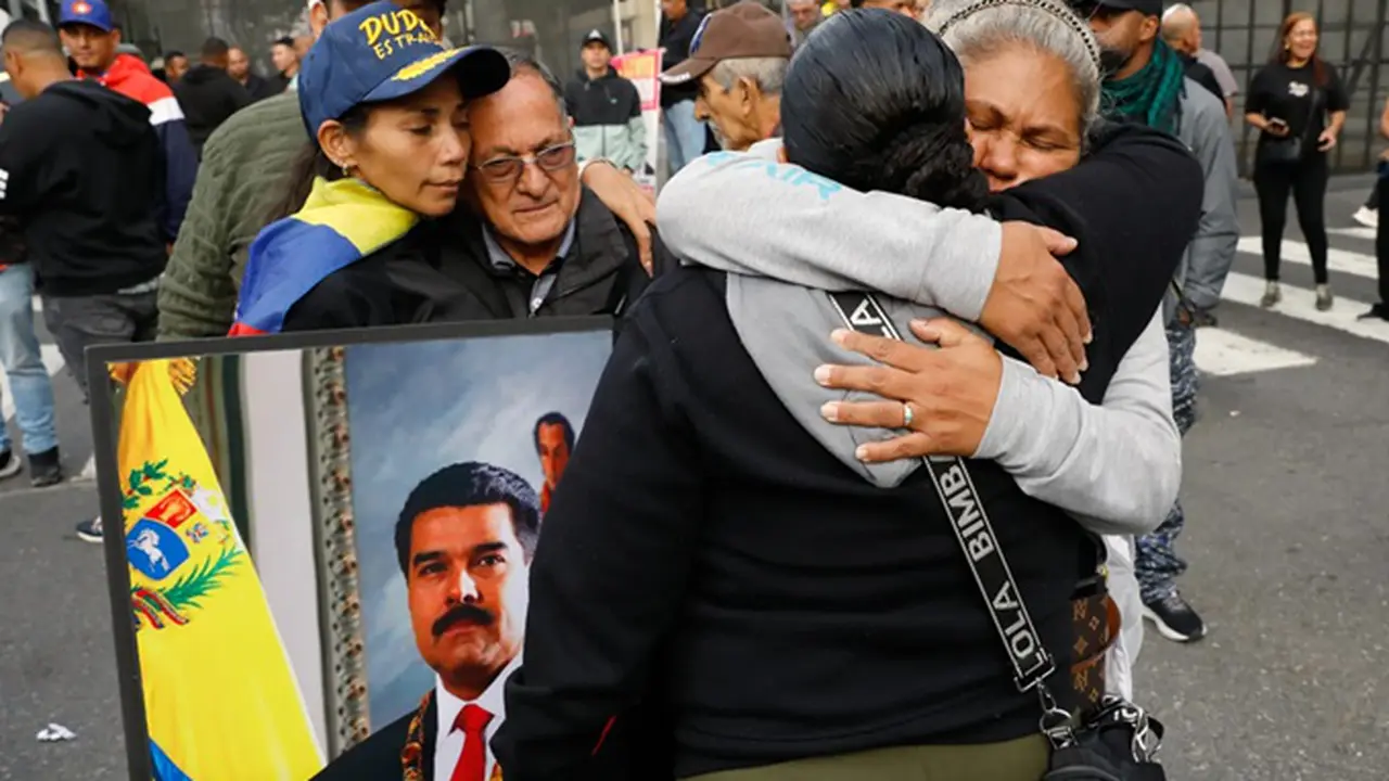 Para pendukung Presiden Venezuela Nicolas Maduro terlihat saling berpelukan di pusat Kota Caracas, Venezuela, Sabtu (3/1/2026), menyusul pengumuman Presiden Amerika Serikat Donald Trump bahwa Maduro telah ditangkap dan diterbangkan keluar.