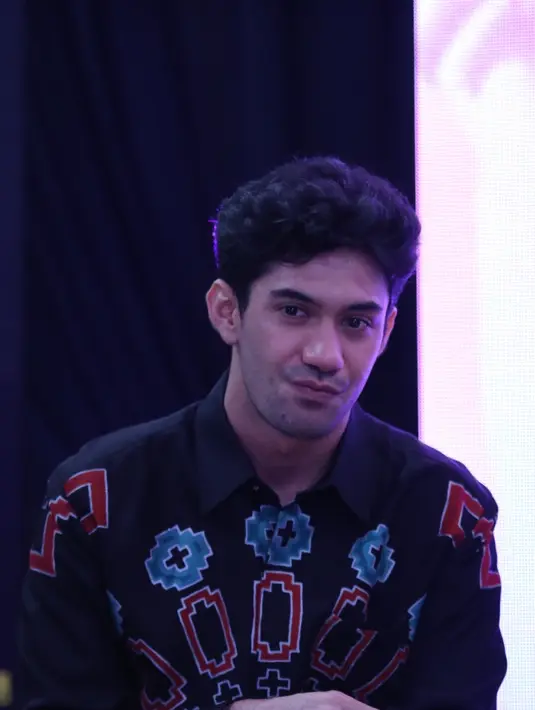 Reza Rahadian hadir saat peluncuran perangko Habibie Ainun di CoHive Filateli, Jakarta Pusat, Jumat (20/12/2019) malam. (Daniel Kampua/Fimela.com)