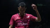 Tommy Sugiarto saat melawan Kento Momota pada perempat final tunggal putra Indonesia Open 2018 di Istora Senayan, Jakarta, (6/6/2018). Tommy kalah menang 21-11, 21-15. (Bola.com/Nick Hanoatubun)