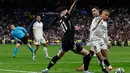 Bermain kandang, Real Madrid mengambil inisiatif serangan. Sementara, Arsenal memilih bertahan, namun siap dengan serangan balik. Skor imbang 0-0 bertahan hingga akhir babak pertama. (OSCAR DEL POZO/AFP)