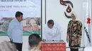 Wakil Presiden RI, Jusuf Kalla (kiri) menyaksikan penandatanganan kesepakatan bersama antara PMI dan BPOM di Jakarta, Senin (20/11). Kepala BPOM juga menyerahkan sertifikat cara pembuatan obat yang baik kepada PMI. (Liputan6.com/Helmi Fithriansyah)