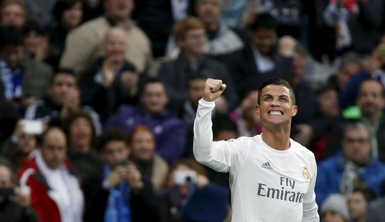 Cristiano Ronaldo mencetak tiga gol saat timnya Real Madrid mengalahkan Real Sociedad 3-1  pada Laga La Liga Spanyol di Stadion Santiago Bernabeu, Madrid, Rabu (30/12/2015). (REUTERS/Juan Medina)