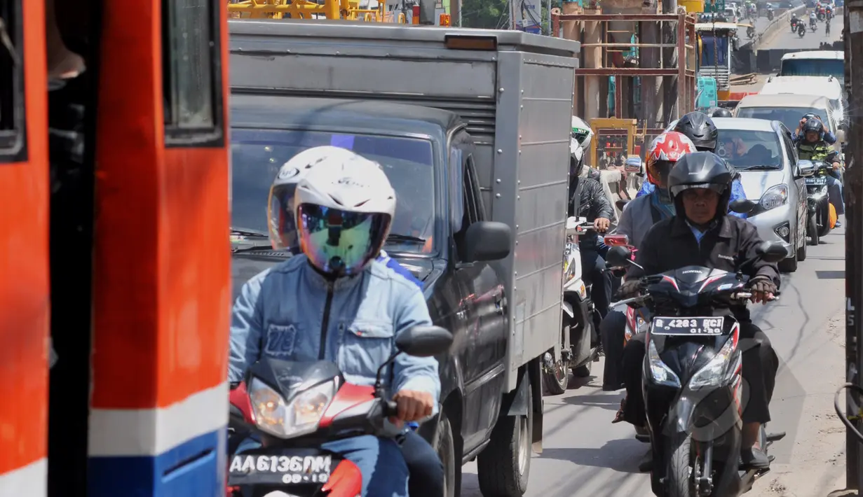 Kendaraan terjebak kemacetan saat melintasi Jalan Raya Cipulir, Jakarta, Kamis (30/4). Pembangunan jalan layang terpanjang Tendean-Ciledug (9,3 kilometer) untuk transjakarta Koridor XIII berimbas pada kemacetan panjang . (Liputan6.com/Andrian M Tunay)