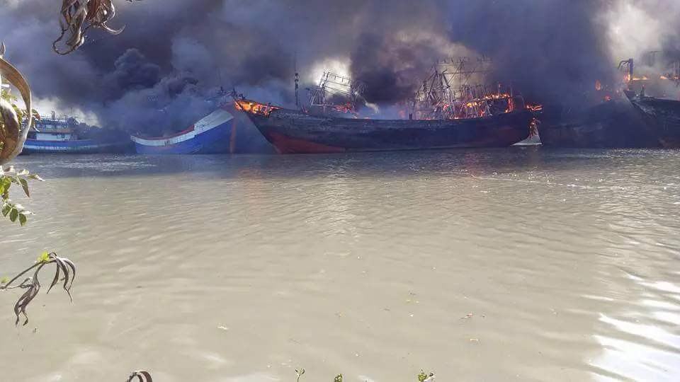 Api sangat besar terlihat dari belasan kapal yang terbakar di dermaga Juwana Pati. (foto : Liputan6.com/basarnas/edhie prayitno ige)