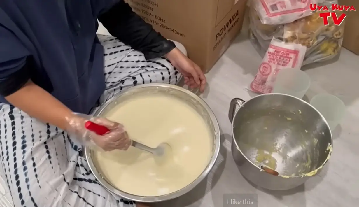 "Kita kemarin open PO, buka dalam waktu 1 jam udah penuh. Udah gue stop sold out. Tapi di luar itu masih banyak yang hubungi lewat IG, DM, lewat WA, lewat Cinta. Pada mau pesan dan gue iya-iyain akhirnya total 600 pisang," kata Uya Kuya seperti dilansir dari channel Uya Kuya TV. [Youtube/Uya Kuya TV ]