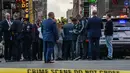Petugas polisi melakukan pemeriksaan di lokasi penembakan di Times Square di New York, AS (8/5/2021). Penembakan brutal terjadi di kawasan Times Square, dekat West 44th St. dan 7th Ave di New York yang mengakibatkan 3 orang terluka termasuk bocah perempuan berusia 4 tahun. (AFP/Kena Betancur)