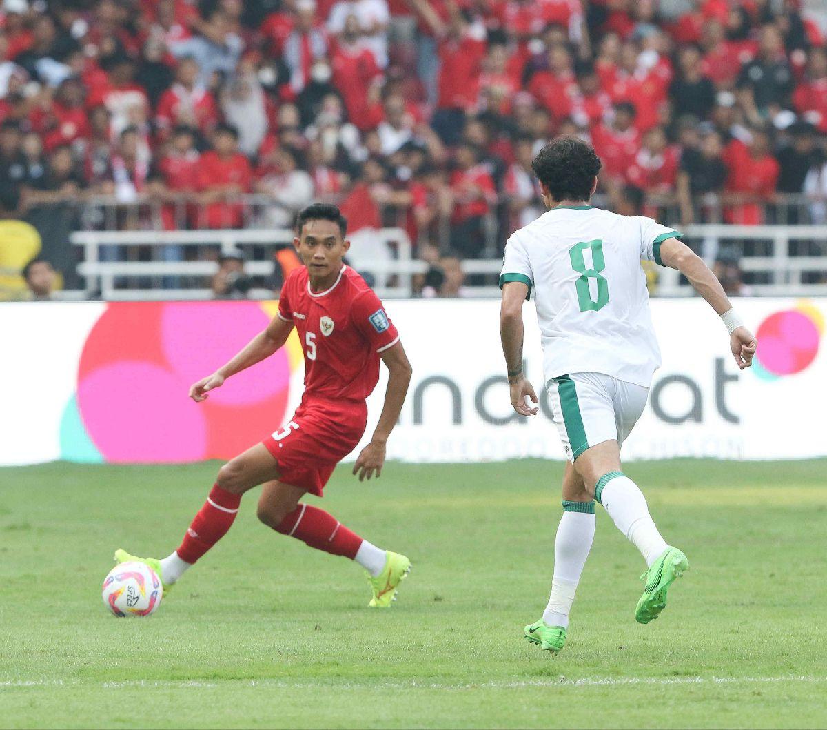 Pemain bertahan Timnas Indonesia, Rizky Ridho mencoba membangun serangan saat menghadapi Timnas Irak dalam pertandingan kelima Grup F Kualifikasi Piala Dunia 2026 Zona Asia, pada Kamis (6/6/2024). Bermain di Stadion Utama Gelora Bung Karno (SUGBK), Jakart