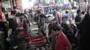 Jemaah melaksanakan salat Jumat di Pasar Tanah Abang, Jakarta, Jumat (10/5/2019). Area masjid yang terbatas membuat jemaah harus mengisi selasar dan lorong di area pasar untuk menjalankan salat. (Liputan6.com/Faizal Fanani)