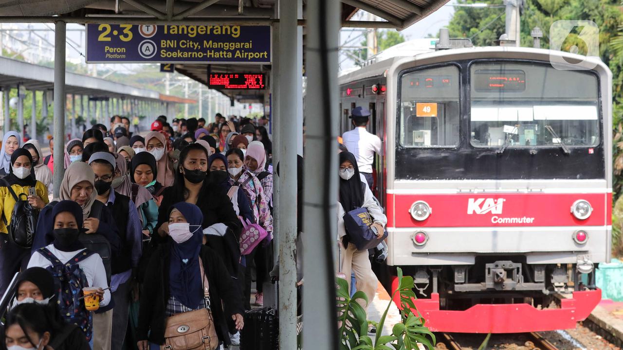 Subsidi KRL Berbasis NIK Bakal Bikin Kelas Menengah Makin Tertekan