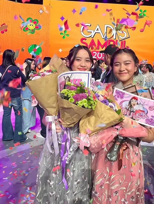 Saat malam grand final, Sybil tampil anggun dengan mengenakan dress brokat berwarna hijau sage yang menonjolkan sisi feminin-nya. Rambutnya ditata dalam gaya updo yang rapi, memberikan kesan mewah dan dewasa. Penampilan ini menunjukkan transformasi Sybil dari gaya kasual selama karantina menjadi sosok elegan yang memesona di malam puncak.  [@zaskiadyamecca].