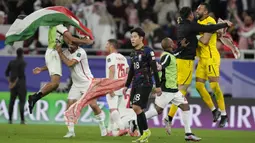 Raut kecewa pemain Korea Selatan, Lee Kang-in (tengah) setelah timnya dikalahkan Yordania pada laga semifinal Piala Asia 2023 di Ahmad Bin Ali Stadium, Doha, Qatar, Selasa (06/02/2024). Korea Selatan kalah dengan skor 0-2. (AP Photo/Thanassis Stavrakis)