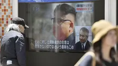 Layar monitor besar menampilkan gambar Kim Jong Un dengan sebuah laporan peluncuran rudal Korea Utara, di Tokyo, Jepang (29/5). Kim Jong Un menjadi bahan pemberitaan media Jepang usai peluncuran rudal balistik. (Yu Nakajima / Kyodo News via AP)