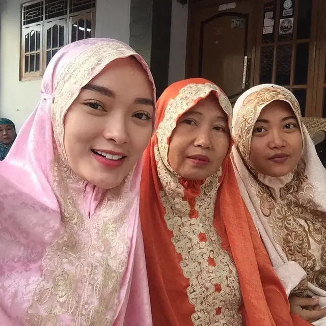 Potret Zaskia Gotik kenakan hijab