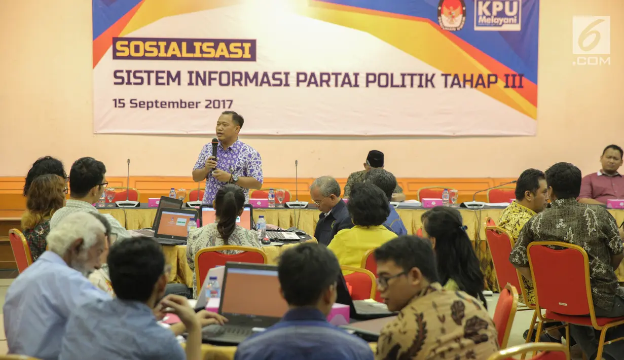 Suasana sosialisasi sistem informasi partai politik tahap III di Gedung KPU, Jakarta, Jumat (15/9). Sosialisasi digelar untuk mempertajam pemahaman partai akan penggunaan sipol tersebut. (Liputan6.com/Faizal Fanani)